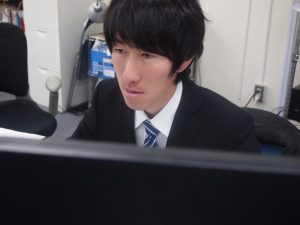 パソコンを見ている管理者の画像