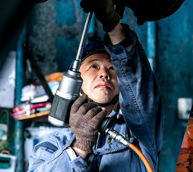 車を整備している男性の写真