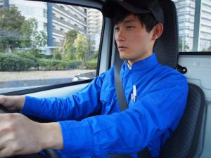 運転している配送ドライバー